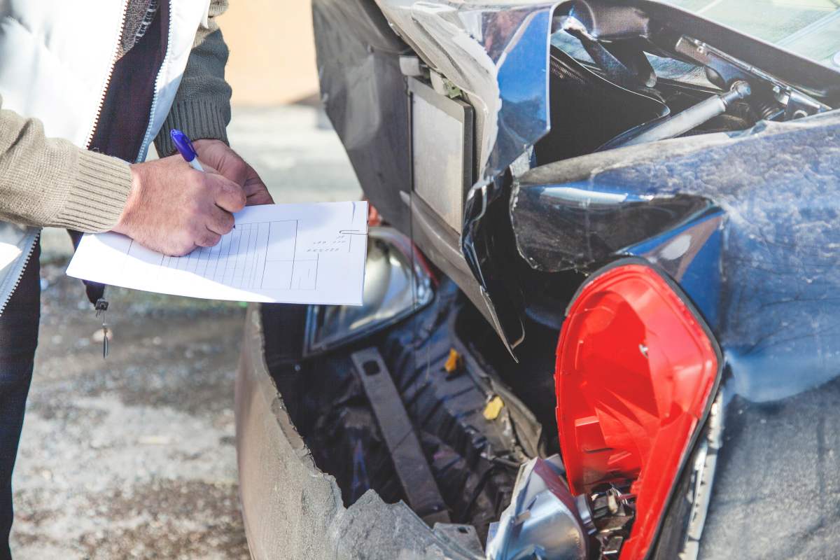 investigator writing accident report for personal injury claim in Texas